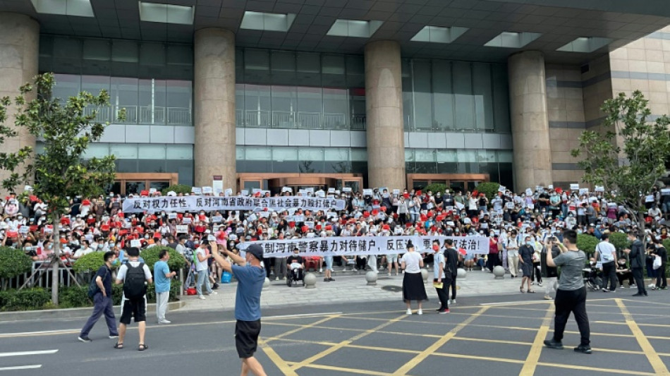 Bancos chinos pagarán a algunos clientes tras las protestas masivas