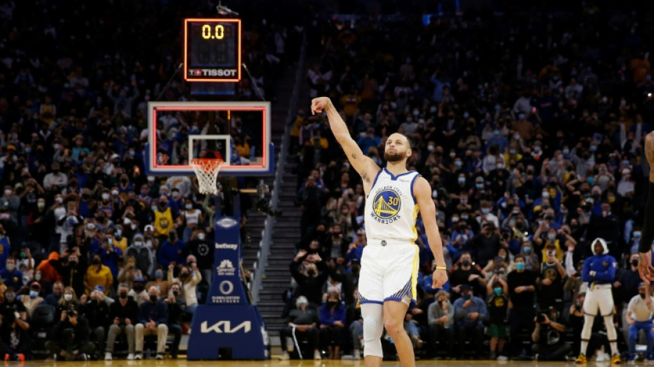Curry buzzer-beater lifts Warriors as Lakers, Nets win