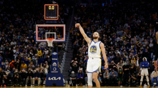Curry buzzer-beater lifts Warriors as Lakers, Nets win