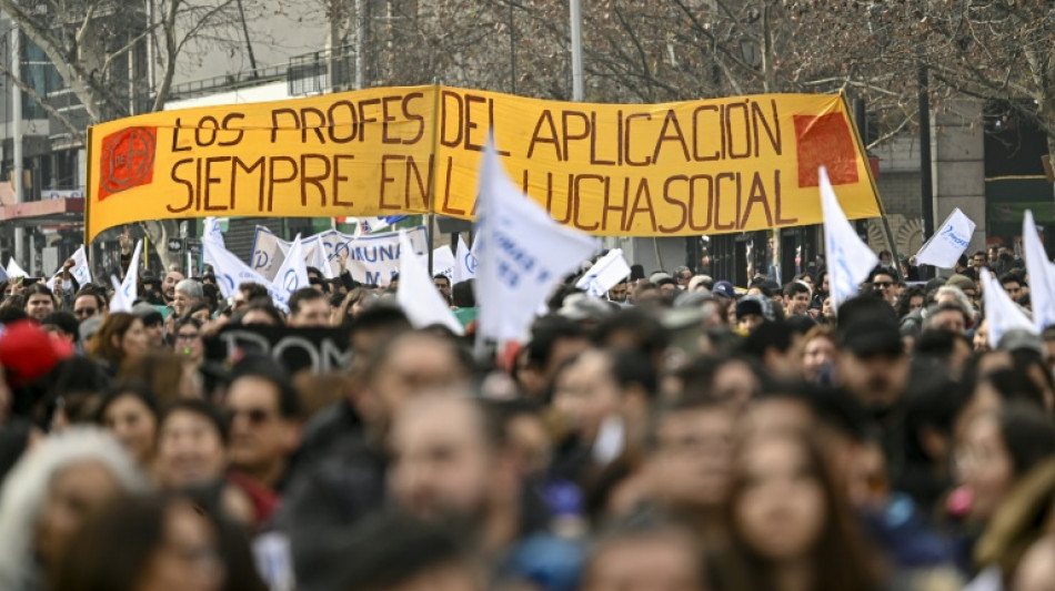 Professores protestam no Chile por pagamento de dívida salarial bilionária