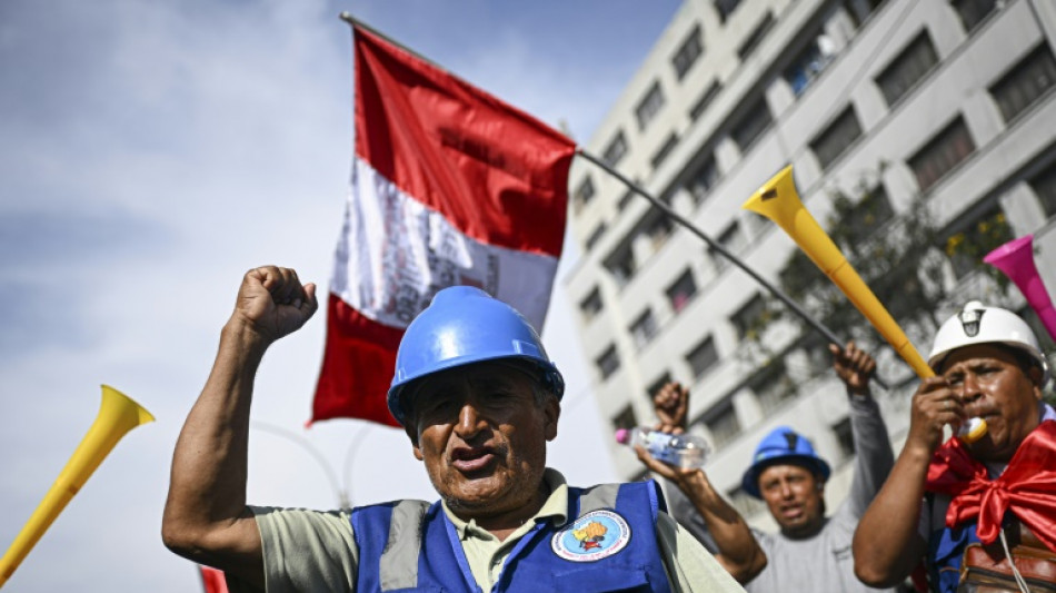 Miles de mineros artesanales completan tercer día de protestas en Perú