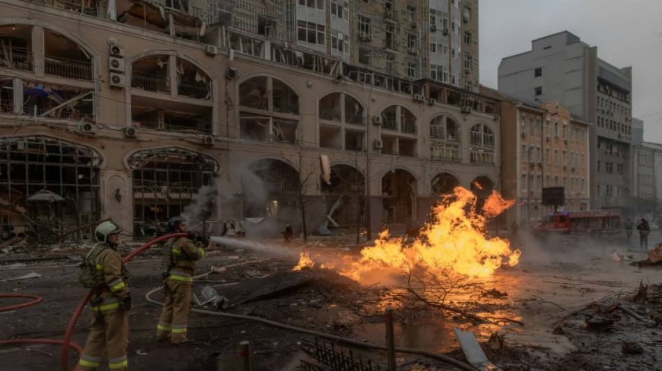 Ukraine: un mort et neuf blessés dans une frappe de missiles russes sur Kiev

