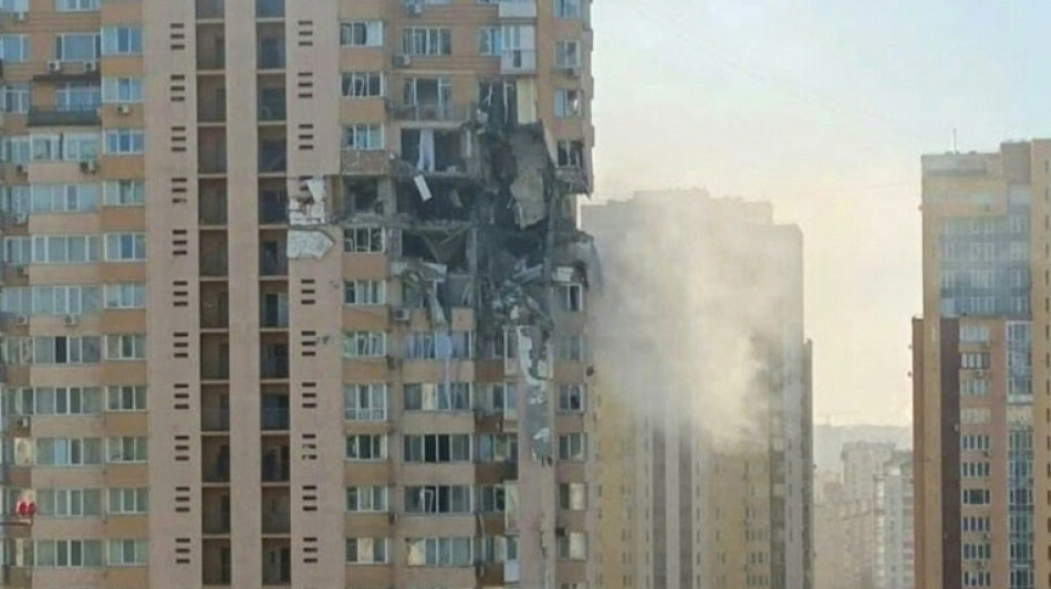 Wohnblock in Kiew laut Behörden von Geschoss getroffen