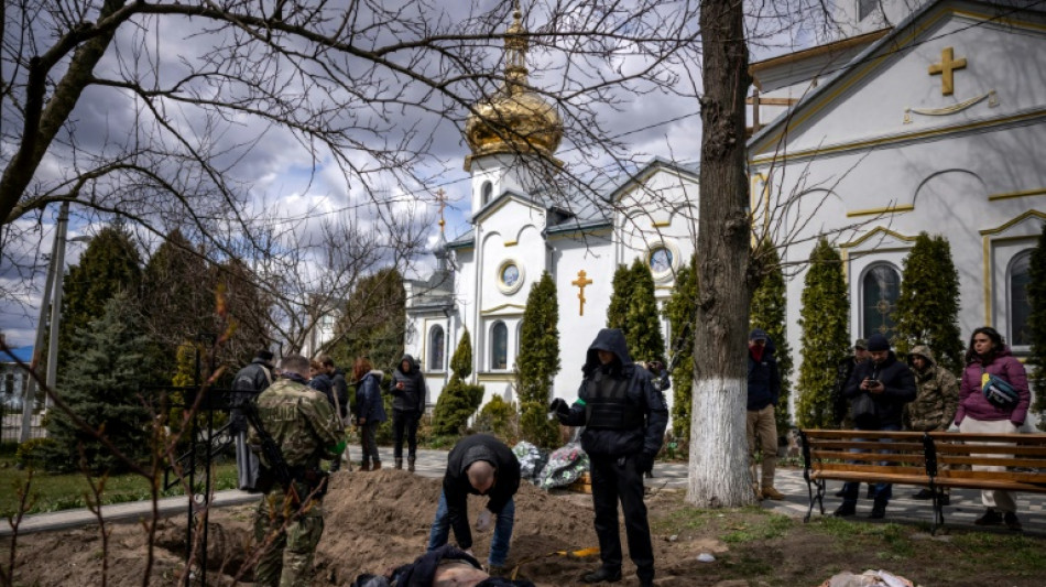Exhumación del alcalde y de otras víctimas de "crímenes de guerra" en Gostomel, cerca de Kiev