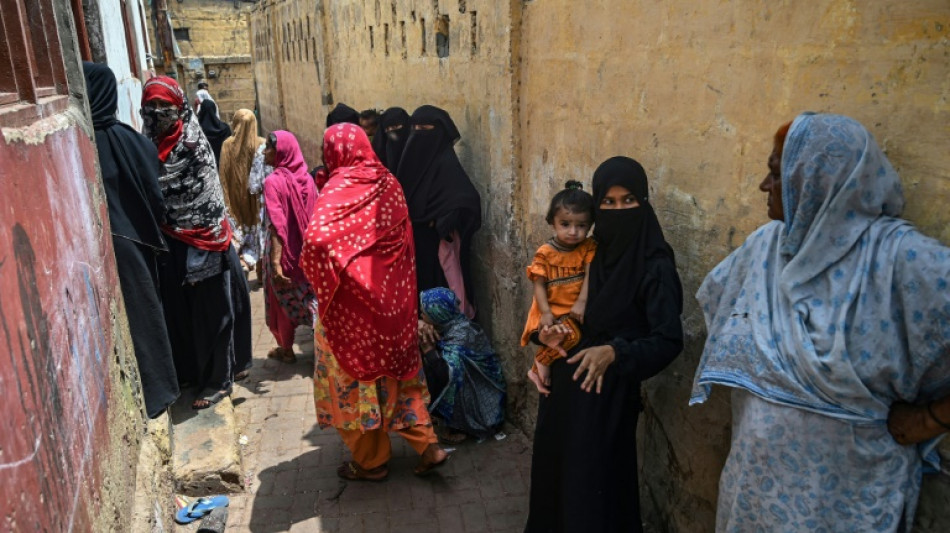 Au Pakistan, une sage-femme tente d'adoucir le changement climatique sur des îles délaissées