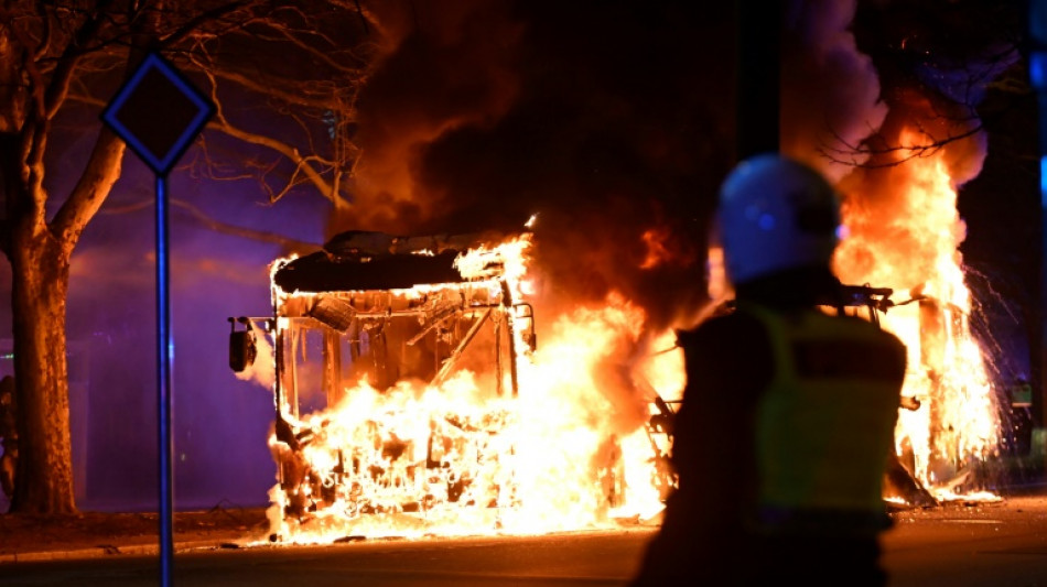 Siguen disturbios tras manifestación contra la inmigración en Suecia, tres heridos