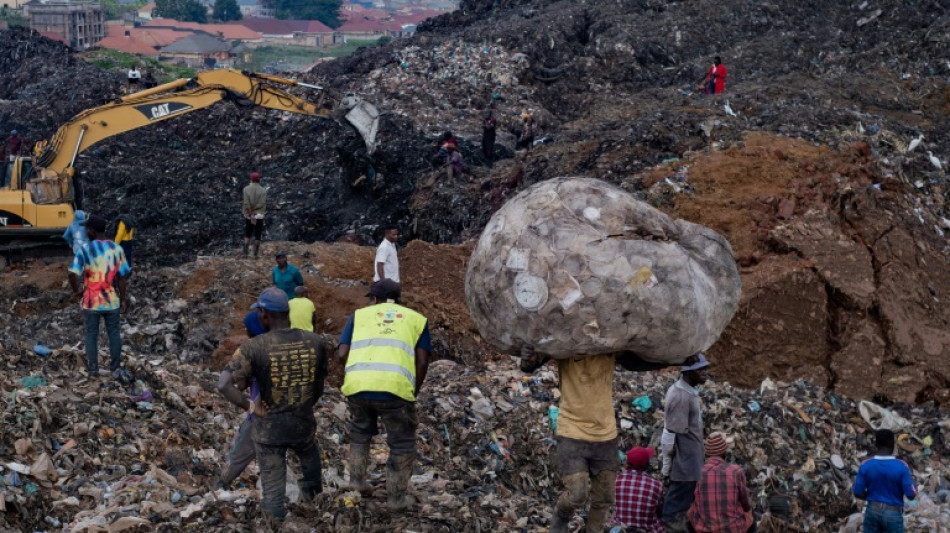 Aumentan a 18 los muertos en el derrumbe de un vertedero en Uganda