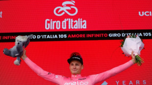 Van der Poel gana la primera etapa y es el primer líder del Giro