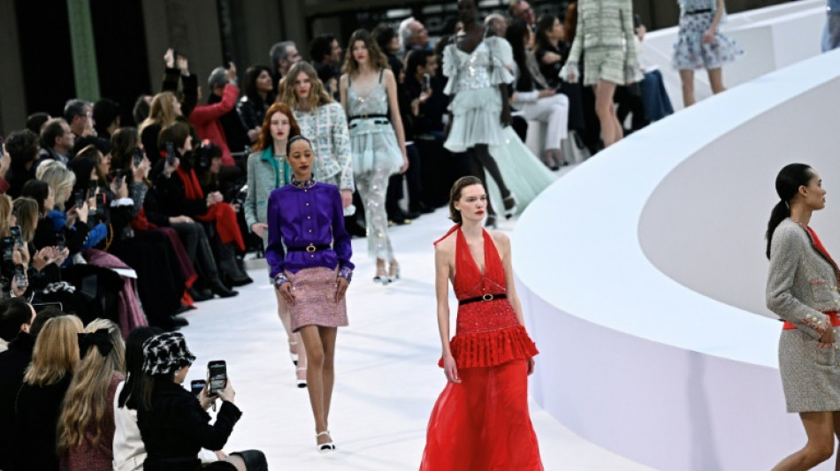 Chanel apresenta alta-costura discreta e colorida em Paris