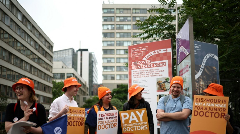 Angleterre: les jeunes médecins à nouveau en grève en pleine campagne des législatives